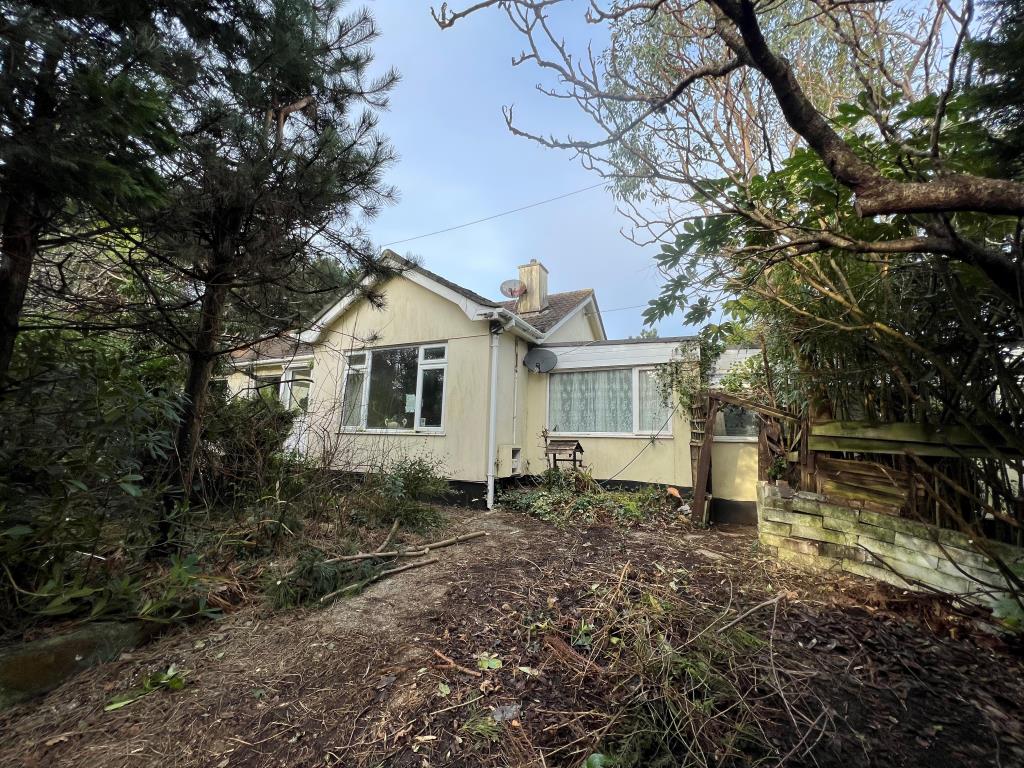 Lot: 11 - LARGE DETACHED BUNGALOW FOR UPDATING WITH POTENTIAL -